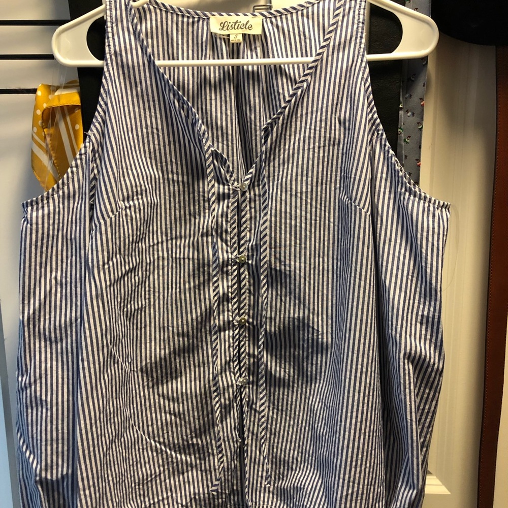 Cold shoulder lightweight top